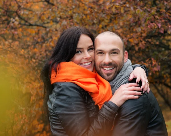 Happy middle-aged couple outdoors on beautiful autumn day — Stock Photo, Image