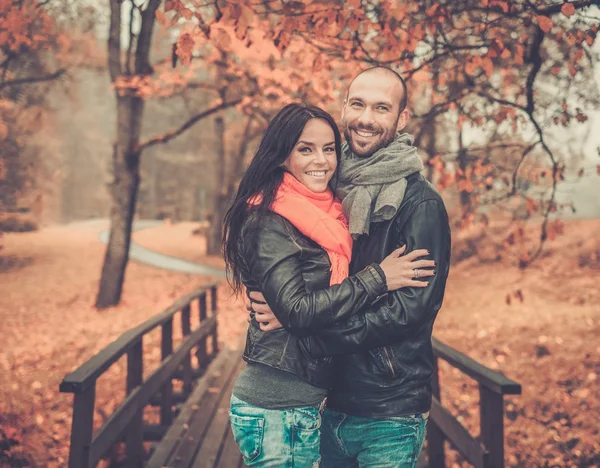 Glückliches Paar mittleren Alters an einem schönen Herbsttag im Freien — Stockfoto