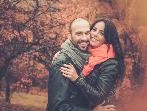 Glückliches Paar mittleren Alters an einem schönen Herbsttag im Freien — Stockfoto