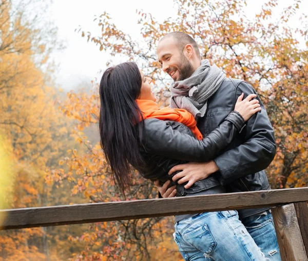 Šťastný pár středního věku venku na nádherný podzimní den — Stock fotografie