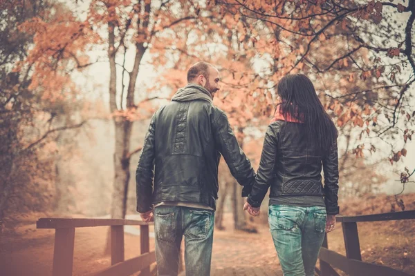 Happy middle-aged couple outdoors on beautiful autumn day — Stock Photo, Image
