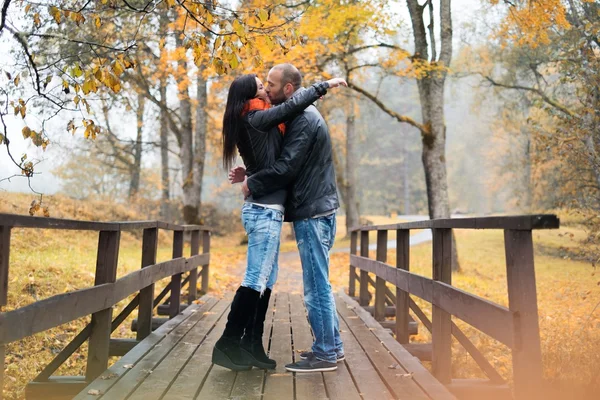 Šťastný středního věku pár líbání venku na nádherný podzimní den — Stock fotografie