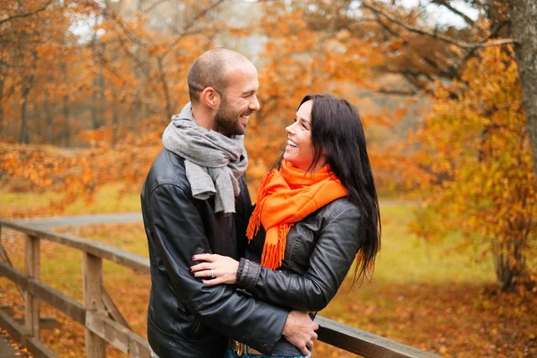 Glückliches Paar mittleren Alters an einem schönen Herbsttag im Freien — Stockfoto