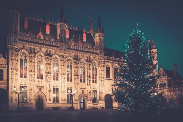 Árvore de Natal iluminada em uma praça de Burg em Bruges, Bélgica — Fotografia de Stock