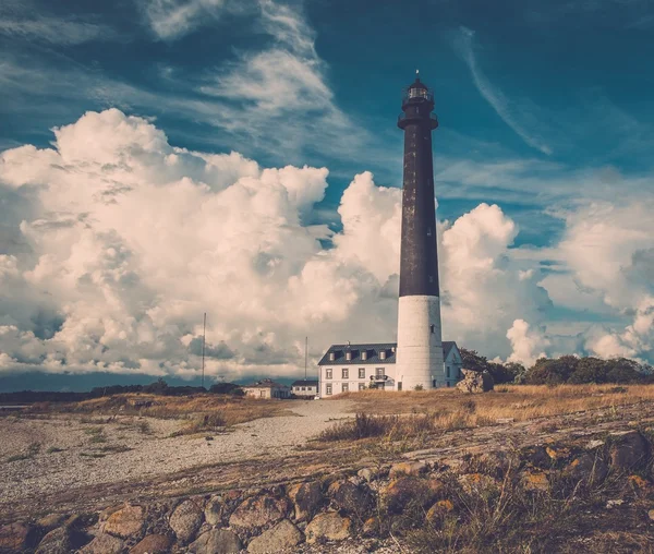 Farol e casa do guardião perto da bela baía — Fotografia de Stock