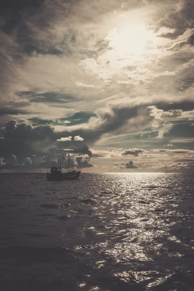 Barco de pescador em um mar — Fotografia de Stock