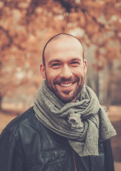 Hombre positivo de mediana edad solo en hermoso día de otoño —  Fotos de Stock