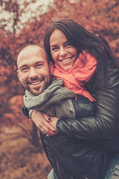 Glad medelålders par utomhus på vacker höstdag — Stockfoto