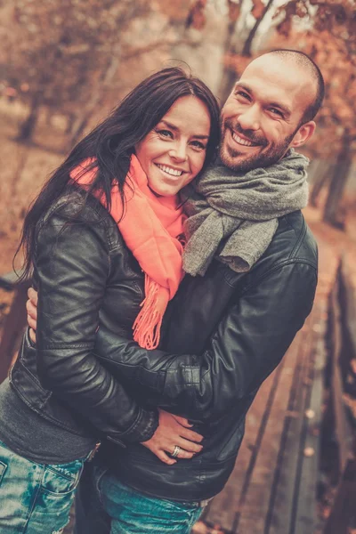 Glückliches Paar mittleren Alters an einem schönen Herbsttag im Freien — Stockfoto