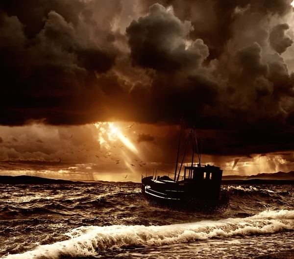 Рыбацкая лодка в бурном море — стоковое фото