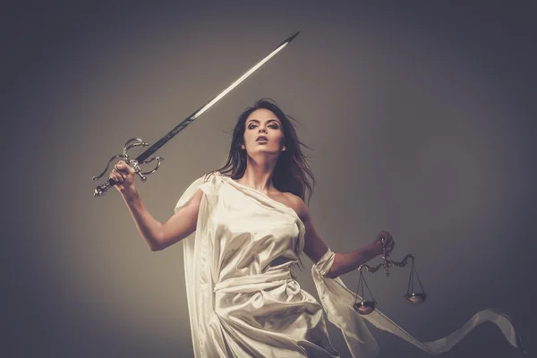 Femida, Diosa de la Justicia, con escamas y espada — Foto de Stock
