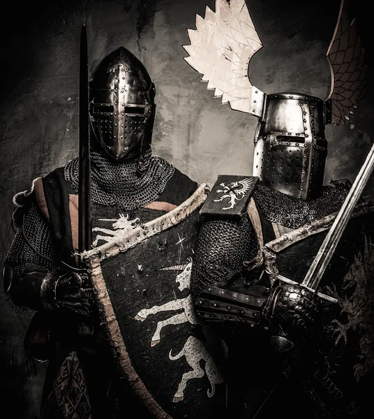 Remolque caballeros medievales en armadura completa — Foto de Stock