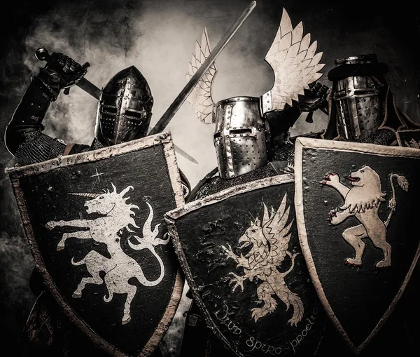 Drie middeleeuwse ridders in een rook — Stockfoto