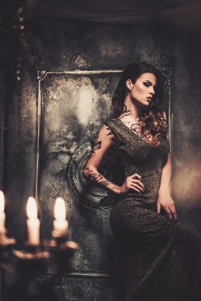 Tatuato bella donna nel vecchio interno spettrale — Foto Stock