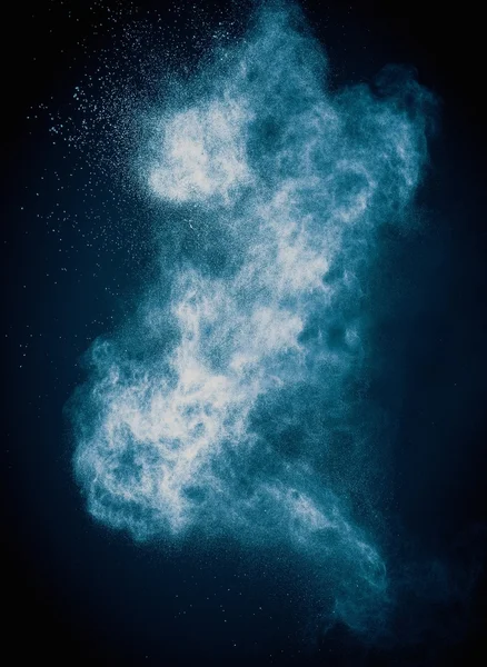 Синій порошок вибуху ізольований на чорному — стокове фото