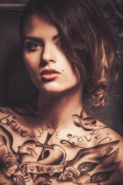 Mulher bonita com tatuagens — Fotografia de Stock