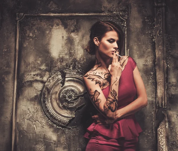 Dohányzás tetovált szép nő régi kísérteties belső — Stock Fotó