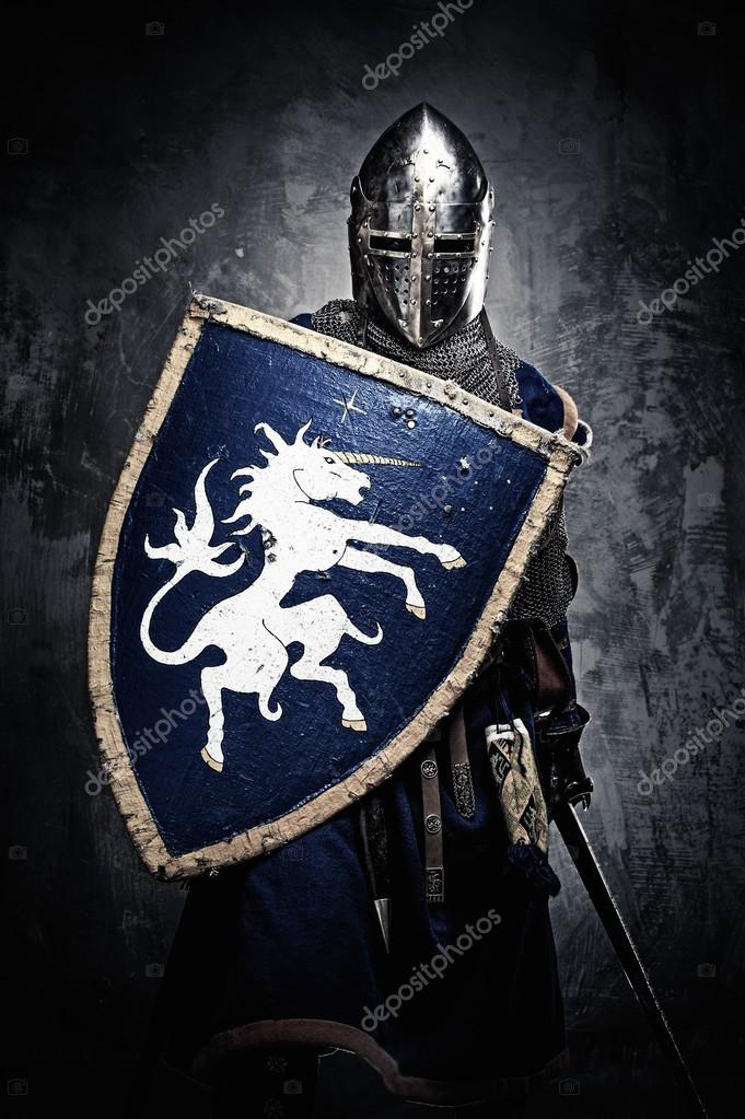 Foto de Cavaleiro Medieval Com Espada E Um Escudo Contra Parede De Pedras e  mais fotos de stock de Cavaleiro - Papel Humano - iStock