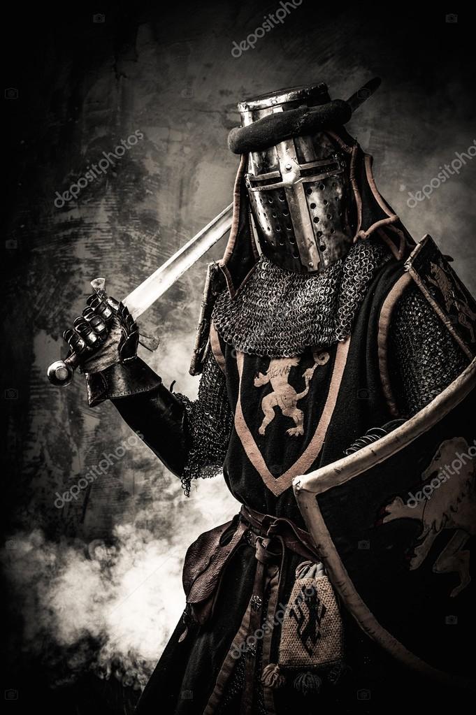 Foto de Cavaleiro Medieval Com Espada E Um Escudo Contra Parede De Pedras e  mais fotos de stock de Cavaleiro - Papel Humano - iStock