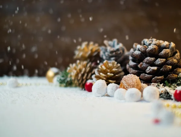 Natal ainda vida com cones em uma neve — Fotografia de Stock