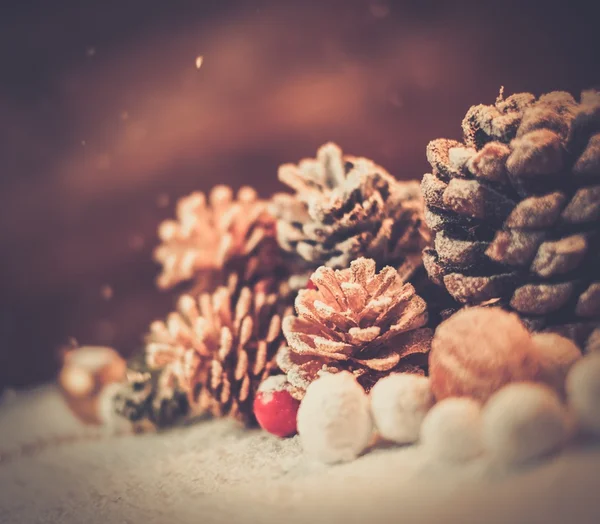 Natal ainda vida com cones em uma neve — Fotografia de Stock