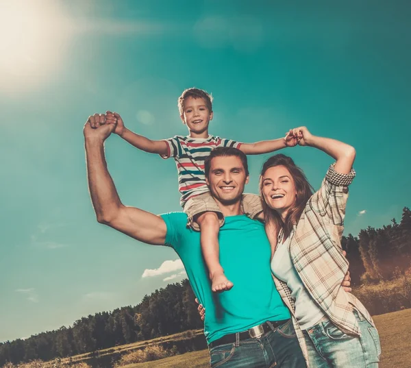 Felice giovane famiglia con il loro bambino all'aperto — Foto Stock