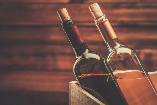 Láhev červené a bílé víno v dřevěné krabici — Stock fotografie