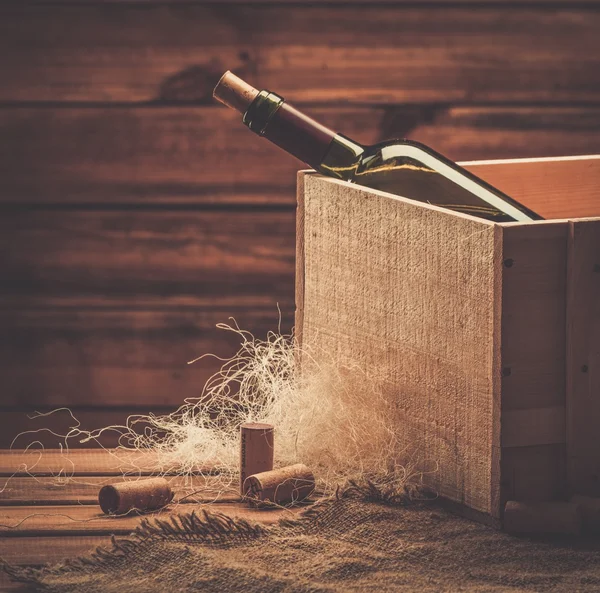 Bouteille de vin en coffret intérieur en bois — Photo