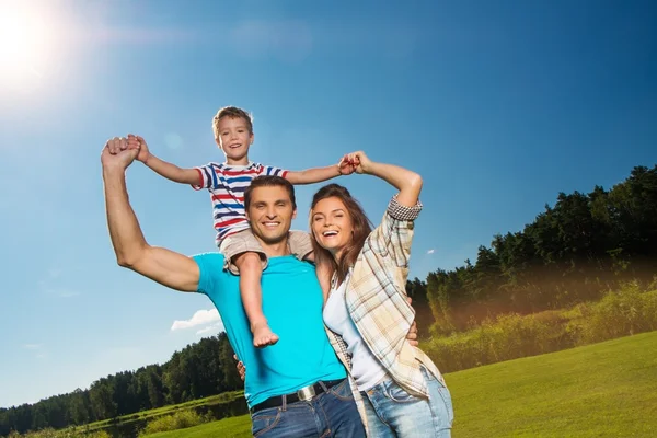 Familia joven feliz con su hijo al aire libre Imagen De Stock
