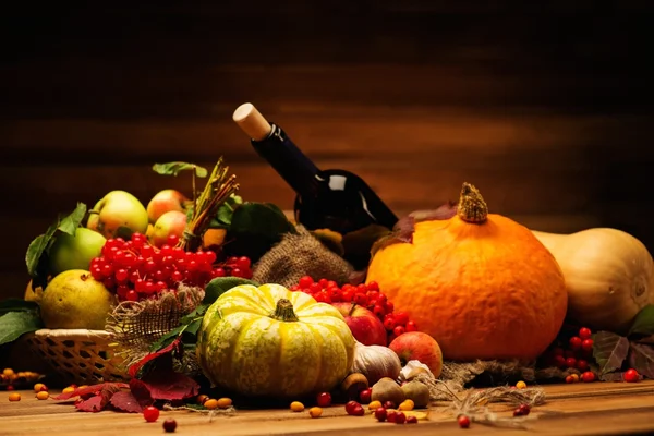 Día de Acción de Gracias Bodegón otoñal con botella de vino — Foto de Stock