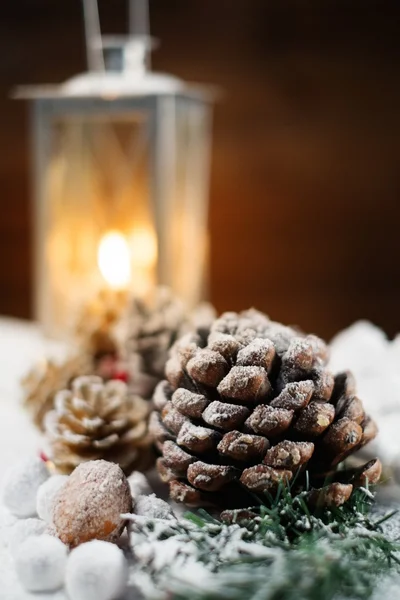 Weihnachtsstillleben mit Zapfen und Laterne im Schnee — Stockfoto