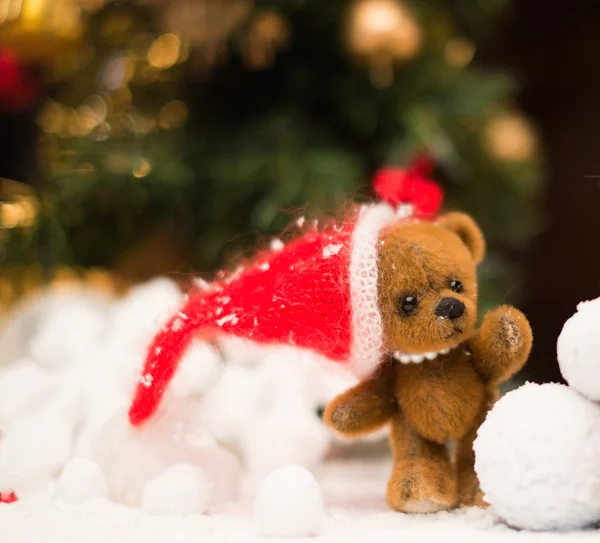 Kleiner Spielzeugbär bastelt Schneemann im Weihnachtsstillleben — Stockfoto