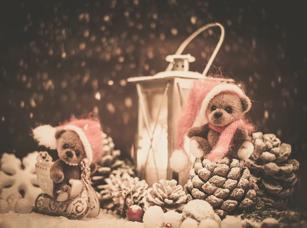 Kleine Spielzeugbären im weihnachtlichen Stillleben — Stockfoto