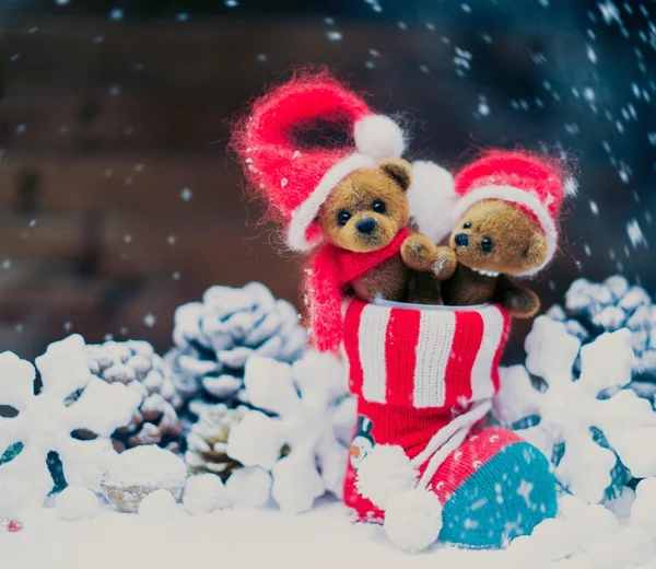 クリスマス焚きで小さなおもちゃのクマ — ストック写真