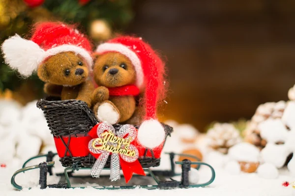 Pequenos ursos de brinquedo em um trenó em Natal ainda vida — Fotografia de Stock