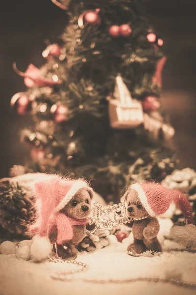 Pequeños osos de juguete sosteniendo el cartel de Feliz Navidad en las vacaciones de invierno bodegón — Foto de Stock