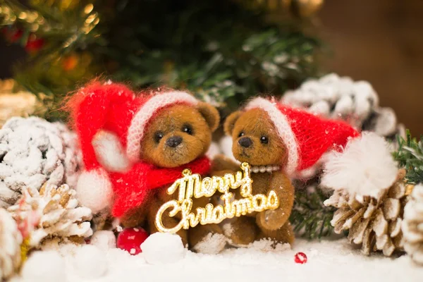 Small toy bears holding Merry Christmas sign in winter holidays still life — Stock Photo, Image