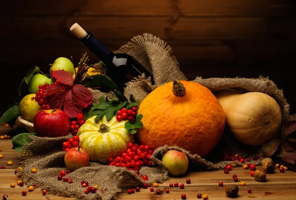 Erntedankfest herbstliches Stillleben mit Flasche Wein — Stockfoto