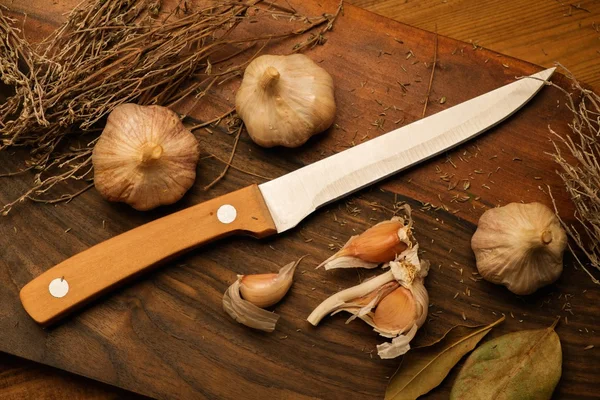 Ajo sobre un fondo de tablero de madera — Foto de Stock