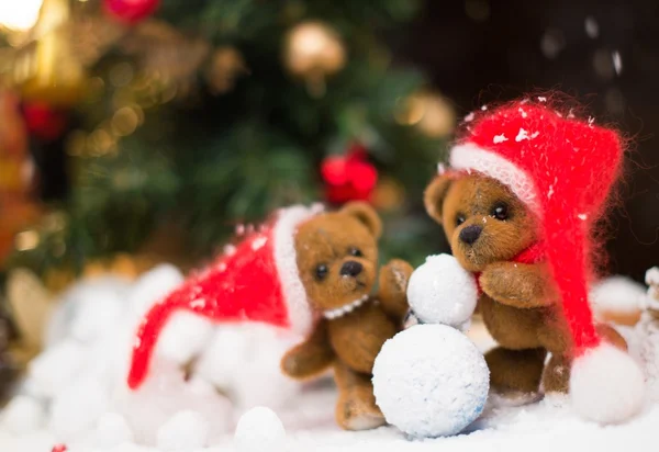 Kleine speelgoed beren sneeuwpop maken in Kerstmis stilleven — Stockfoto