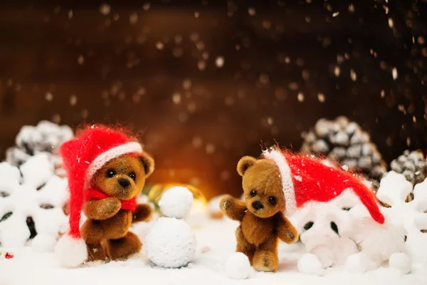 Malé medvídků dělat sněhuláka v vánoční zátiší — Stock fotografie