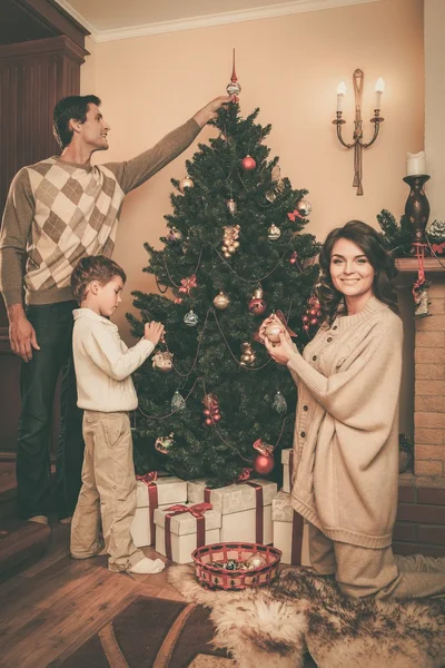 Feliz familia decorando el árbol de Navidad —  Fotos de Stock
