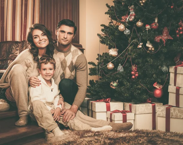 Lycklig familj nära julgran i hus inredning — Stockfoto