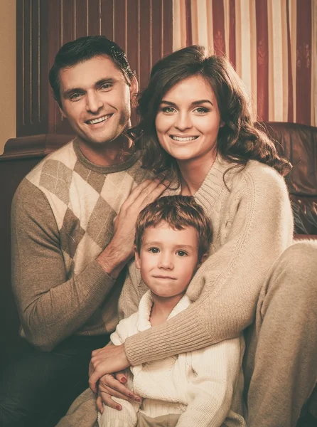 Familie in warme kasjmier kleren in interieur — Stockfoto