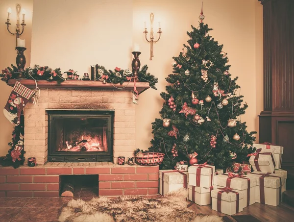 Christmas decorated house interior with fireplace — Stock Photo, Image