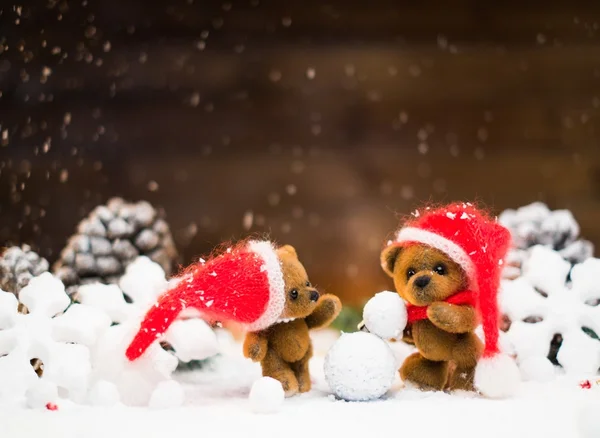 Αρκούδες μικρό παιχνίδι κάνοντας χιονάνθρωπος σε Χριστούγεννα νεκρή φύση — Φωτογραφία Αρχείου