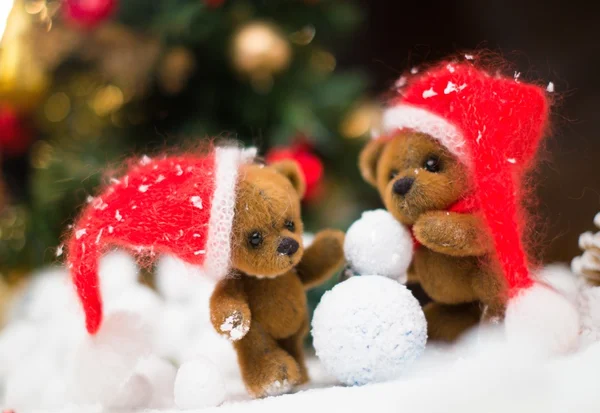 Pequeño juguete osos haciendo muñeco de nieve en Navidad naturaleza muerta — Foto de Stock