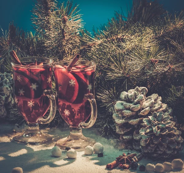Tazze con vin brulè caldo nella natura morta di Natale — Foto Stock