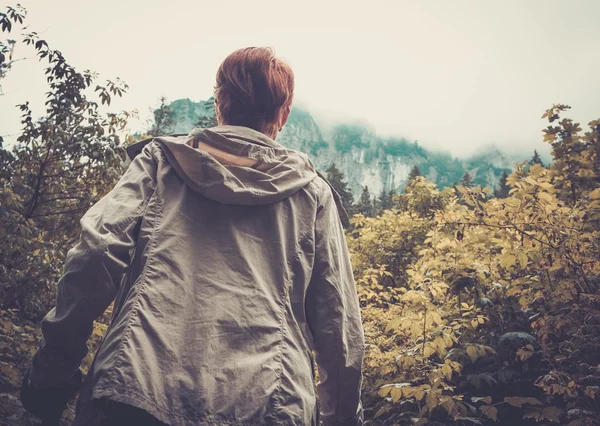 Vrouw wandelaar wandelen in berglandschap — Stockfoto