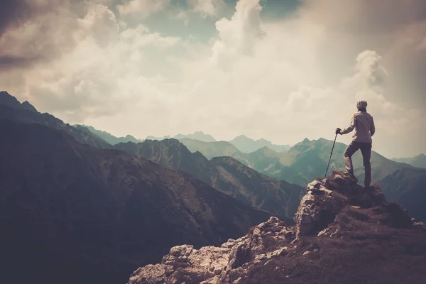 Mujer excursionista en la cima de una montaña —  Fotos de Stock